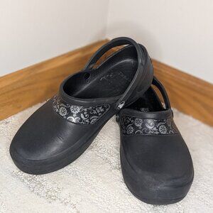 Lightweight comfy Crocs scrub work clogs size 7 - black and silver floral design